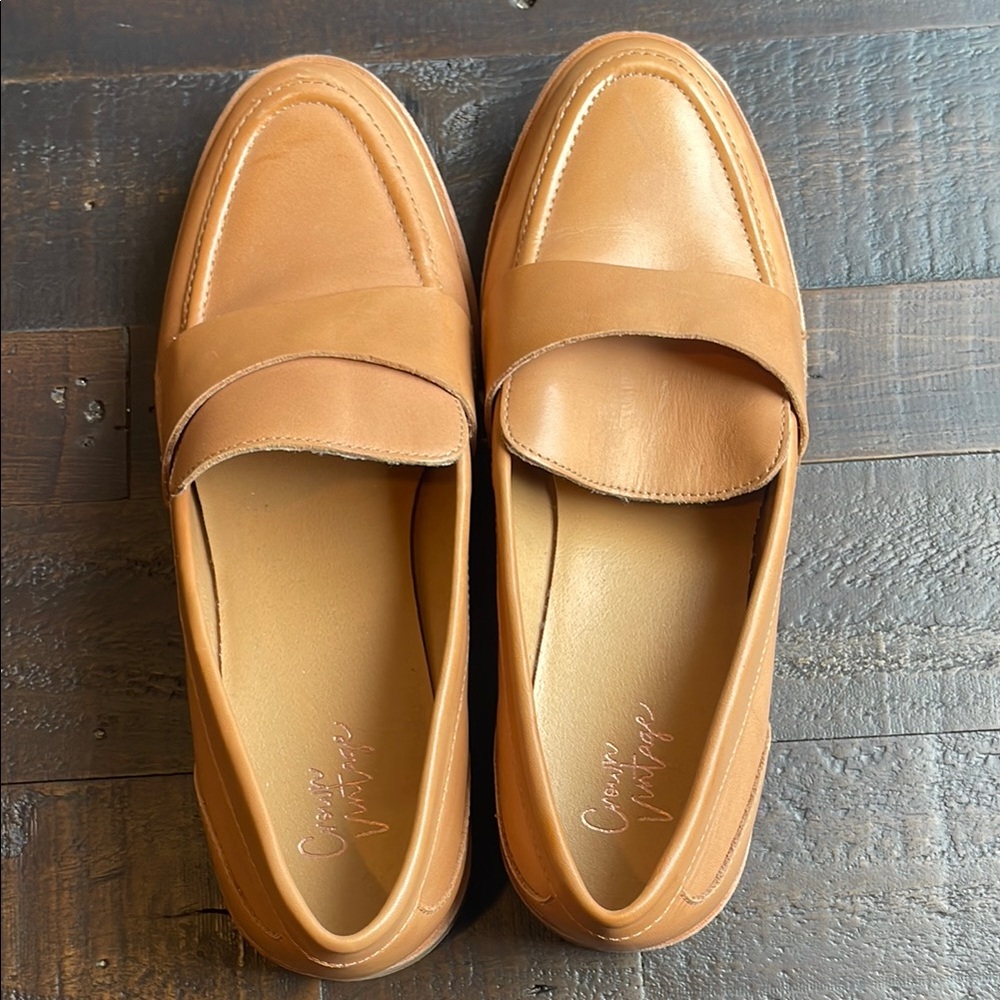 Women’s Crown Vintage Tan Loafers Classic Slip-Ons size 8.5
